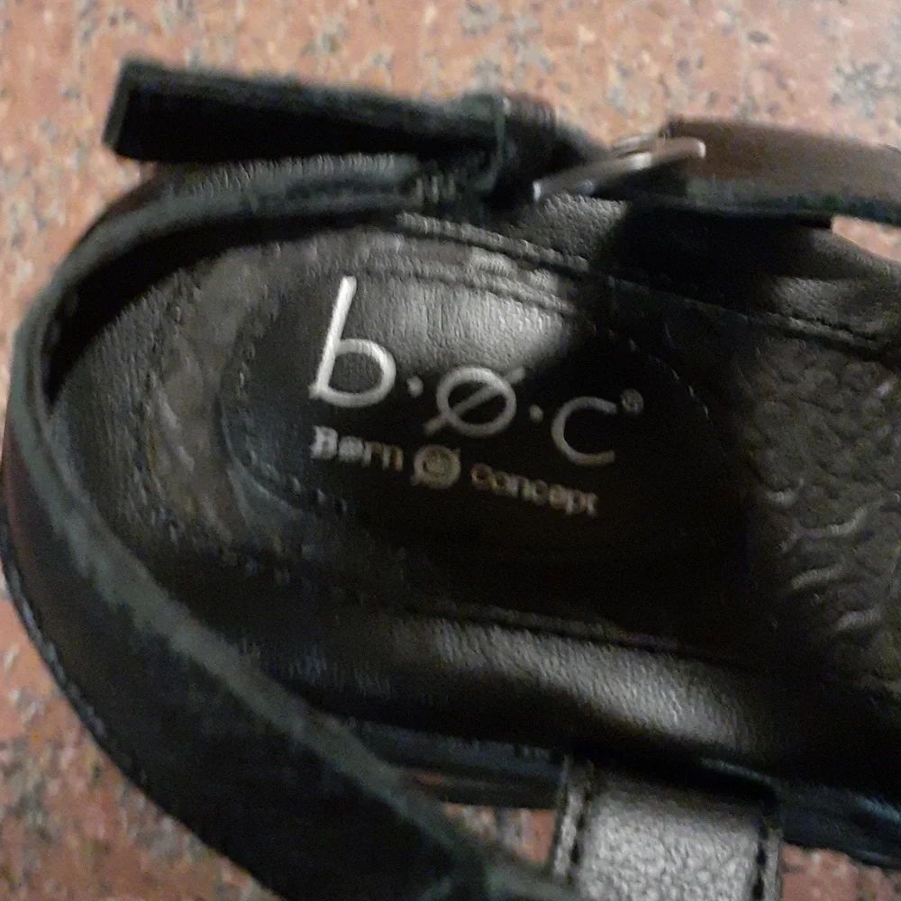brand new! boc leather wedge sandals  black size 8m  never worn! - Picture 5 of 5